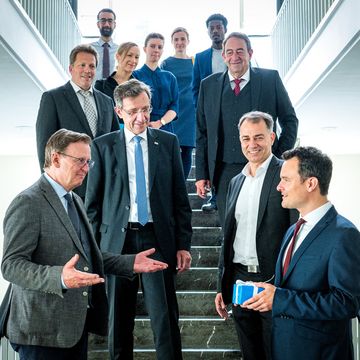 Ministerpräsident Ramelow zum Abschluss des Besuchs mit Prof. Dr. Winfried Speitkamp, Weimars Oberbürgermeister Peter Kleine und Prof. Dr. Conrad Völker (im Vordergrund v.l.). Er bedankt sich beim Team der Professur Bauphysik sowie allen Beteiligten und Universitätsangehörigen. (Foto: Thomas Müller)