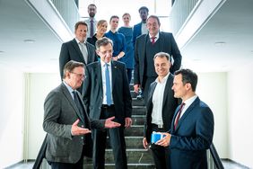 Ministerpräsident Ramelow zum Abschluss des Besuchs mit Prof. Dr. Winfried Speitkamp, Weimars Oberbürgermeister Peter Kleine und Prof. Dr. Conrad Völker (im Vordergrund v.l.). Er bedankt sich beim Team der Professur Bauphysik sowie allen Beteiligten un Ministerpräsident Ramelow zum Abschluss des Besuchs mit Prof. Dr. Winfried Speitkamp, Weimars Oberbürgermeister Peter Kleine und Prof. Dr. Conrad Völker (im Vordergrund v.l.). Er bedankt sich beim Team der Professur Bauphysik sowie allen Beteiligten und Universitätsangehörigen. (Foto: Thomas Müller)