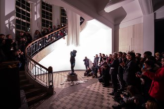 Light installations and music accompanied the official unveiling of »Eva« in the Main Building at the Bauhaus-Universität Weimar. (Photo: Thomas Müller)