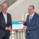 Thüringens Wissenschaftsminister Wolfgang Tiefensee übergibt den Fördermittelscheck an Prof. Dr. Silvio Beier, Leiter des Bauhaus-Instituts für zukunftsweisende Infrastruktursysteme der Bauhaus-Universität Weimar. (Foto: Matthias Eimer)