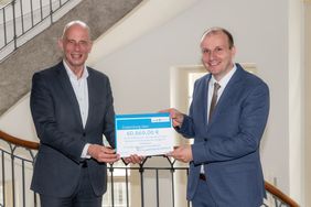Thüringens Wissenschaftsminister Wolfgang Tiefensee übergibt den Fördermittelscheck an Prof. Dr. Silvio Beier, Leiter des Bauhaus-Instituts für zukunftsweisende Infrastruktursysteme der Bauhaus-Universität Weimar. (Foto: Matthias Eimer) Thüringens Wissenschaftsminister Wolfgang Tiefensee übergibt den Fördermittelscheck an Prof. Dr. Silvio Beier, Leiter des Bauhaus-Instituts für zukunftsweisende Infrastruktursysteme der Bauhaus-Universität Weimar. (Foto: Matthias Eimer)
