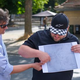 Mann präsentiert Plan von Kreuzung