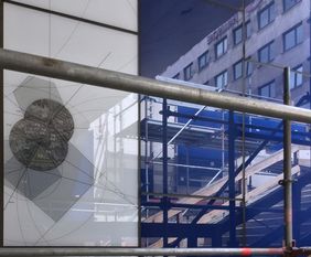 »Die weiträumige Architektur mit ihren großzügigen Sichtbeziehungen und dem hohen Tageslichtanteil unterstützen den künstlerischen Raumeindruck«, so Prof. Damm.
