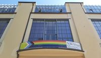 Das Foto zeigt ein Banner mit der »Inter*-inklusiven Progress-Pride-Flagge« am Hauptgebäude der Bauhaus-Universität Weimar.
