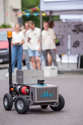 Wasserstoff als Teil der Lehre: An der Bauhaus-Universität Weimar entwickelten Studierende der Umweltingenieurwissenschaften unter anderem eine innovative Robotikplattform, die mit einer Wasserstoff-Brennstoffzelle betrieben wird und kleinere Gegenstände transportieren kann. Bauhaus-Universität Weimar, Foto: Thomas Müller