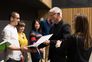 Prof. Bernd Rudolf, Dekan der Fakultät Architektur und Urbanistik, bei der Zeugnisübergabe