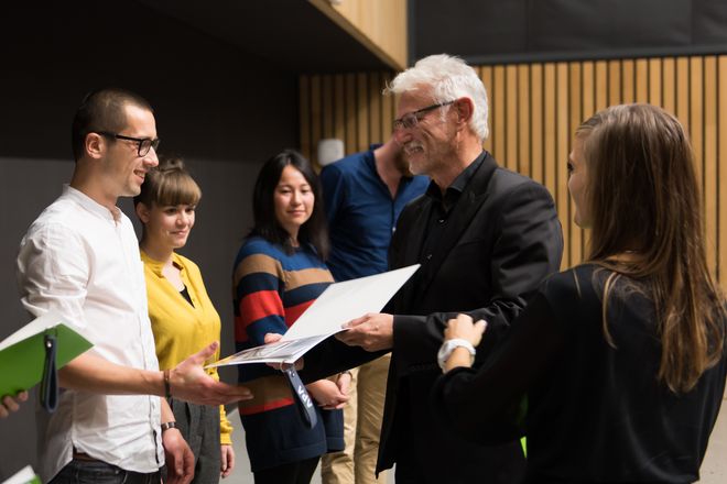 Prof. Bernd Rudolf, Dekan der Fakultät Architektur und Urbanistik, bei der Zeugnisübergabe