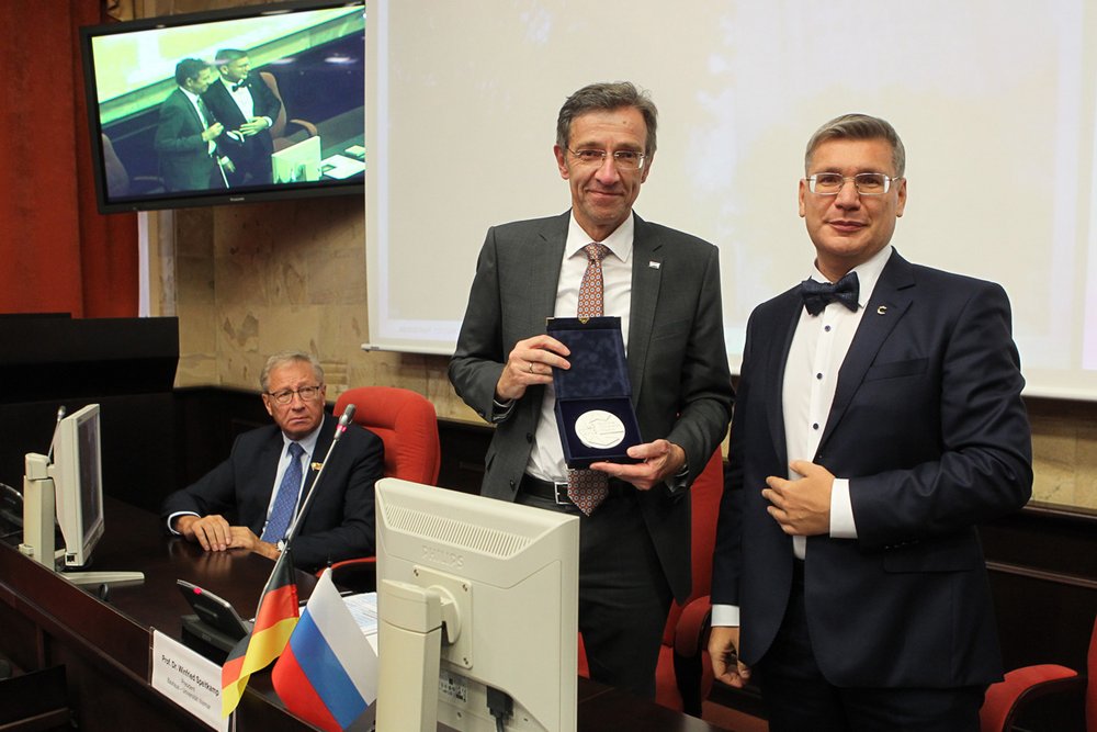 Prof. Speitkamp nimmt die Gedenkplakette zu Ehren der 50-jährigen Kooperation entgegen. Foto: Vjatscheslav Korotichin