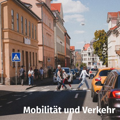 Foto einer Straße in Weimar mit unterschiedlichen Verkehrsformen mit Überschrift: Mobilität und Verkehr