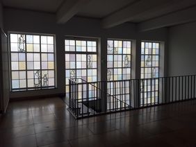 Die Buntglasfenster des Gebäudes in der Bauhausstraße 11 zeugen von dessen Nutzung durch Institutionen des NS-Gesundheitswesens. Foto: Franziska Klemmstein Die Buntglasfenster des Gebäudes in der Bauhausstraße 11 zeugen von dessen Nutzung durch Institutionen des NS-Gesundheitswesens. Foto: Franziska Klemmstein