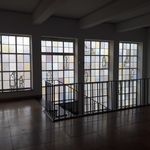 Die Buntglasfenster des Gebäudes in der Bauhausstraße 11 zeugen von dessen Nutzung durch Institutionen des NS-Gesundheitswesens. Foto: Franziska Klemmstein 