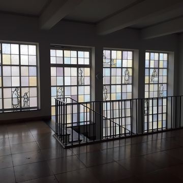 Die Buntglasfenster des Gebäudes in der Bauhausstraße 11 zeugen von dessen Nutzung durch Institutionen des NS-Gesundheitswesens. Foto: Franziska Klemmstein 