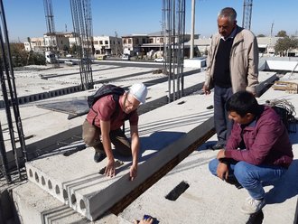 Prof. Bargstädt zusammen mit der örtlichen Bauleitung auf einer Hochbaustelle in Bukhara. Foto: H.J. Bargstädt
