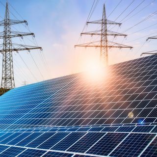 Der Umbau zentraler Infrastrukturen – von Strom- und Wärmenetzen bis hin zum öffentlichen Verkehr – erfordert in den kommenden Jahren Investitionen in Milliardenhöhe. Dies stellt insbesondere kommunale Unternehmen vor große Herausforderungen. Foto: AdobeStock (Bildungslizenz, 207127901)