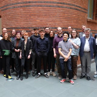 Siegerfoto: Die neudeli Fellows mit der Jury un den neudeli-Coaches (Foto: Juliane Seeber)