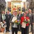 Preisträgerinnen des Herder-Förderpreises in der Stadtkirche St. Peter und Paul (Herderkirche) in Weimar. Sarah Steingrüber und Hauptpreisträger Jonas Kahl stehen mit Urkunden und Blumensträußen vor einer Gruppe von Vertreterinnen der beteiligten Institutionen.