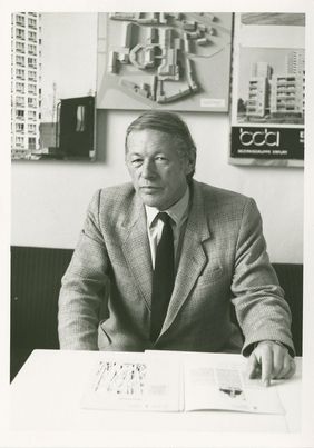 Prof. Stahr am Lehrstuhl 1980 (© Archiv der Moderne) Prof. Stahr am Lehrstuhl 1980 (© Archiv der Moderne)