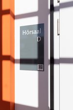Wallsign "Hörsaal D" with QR code on it