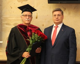 Dr.-Ing. Heiko Kirschke mit Rektor Prof. Dr.-Ing. habil. Andrey Anatolyevich Volklov (v.l.n.r.), Foto: MGSU