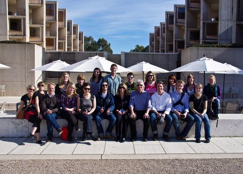 Exkursion von Studierenden und der Professur Entwerfen und Städtebau 1 nach Los Angeles und San Diego im Jahr 2010, Gruppenfoto am Salk Institute, San Diego. (Foto: Bauhaus-Universität Weimar, Fakultät Architektur)
