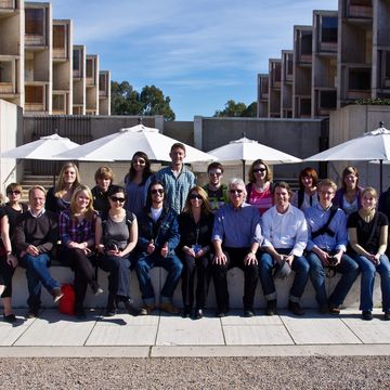 Exkursion von Studierenden und der Professur Entwerfen und Städtebau 1 nach Los Angeles und San Diego im Jahr 2010, Gruppenfoto am Salk Institute, San Diego. (Foto: Bauhaus-Universität Weimar, Fakultät Architektur)