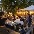 Zwischen Kunst, Konzerten und KI: Bei ausgelassener Stimmung feiern die Studierenden den Abschluss des Sommersemesters auf dem Campus. Bauhaus-Universität Weimar, Foto: Thomas Müller