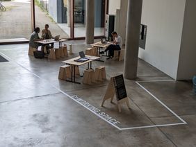 Der neue Co-Working-Space im Foyer der Universitätsbibliothek lädt ein zum gemeinsamen Planen, Lernen, Spielen oder einfach nur zum Verweilen. Foto: Andreas Wolter