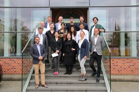 Die neudeli Fellows im Sommersemester 2019 und die Jury-Mitglieder vor der Thüringer Aufbaubank in Erfurt. (Foto: Thüringer Aufbaubank, Susanna Viehmann)