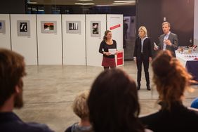 Prof. Jutta Emes, Dr. Christian Kästner und Andrea Weber verleihen die Preise. Prof. Jutta Emes, Dr. Christian Kästner und Andrea Weber verleihen die Preise.