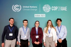 v.l.n.r.: David Gaeckle, Louis Köpp, Antonia Schoch, Leonie Liebenwald, Artjur Stark auf der COP28. v.l.n.r.: David Gaeckle, Louis Köpp, Antonia Schoch, Leonie Liebenwald, Artjur Stark auf der COP28.
