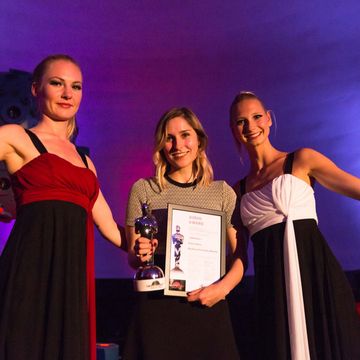 Kate Ledina nimmt auf der Fulldome-Festival-Gala im Jenaer Planetarium den Fulldome Audio Award entgegen. (Foto: Michael Schomann)