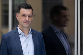 Porträt von Uni-Präsident Prof. Peter Benz vor neutralem Hintergrund. Foto: Matthias Eckert