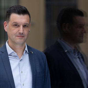 Porträt von Uni-Präsident Prof. Peter Benz vor neutralem Hintergrund. Foto: Matthias Eckert