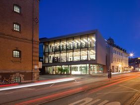 Universitätsgebäude erleuchtet bei Nacht