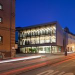 Universitätsgebäude erleuchtet bei Nacht