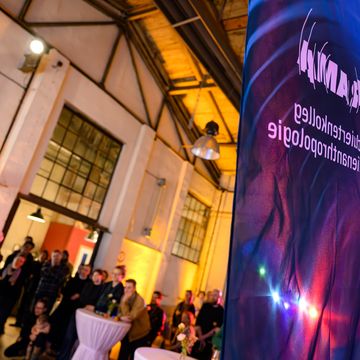 Nach sechsjähriger Laufzeit fand im ehemaligen Straßenbahndepot Weimar ein bewegender Abschied des DFG-Graduiertenkollegs Medienanthropologie statt. Foto: Henry Sowinski