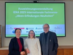 Das Team der Bauhaus-Universität Weimar vor der Auszeichnung, v.l.n.r. Dr.-Ing. Katrin Linne, Katharina Elert, Prof. Dr.-Ing. Jürgen Ruth. (Foto: Katrin Linne)