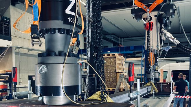 Belastungszylinder mit eingebauter Kraftmessdose (oben links) während eines Belastungsversuchs Belastungszylinder mit eingebauter Kraftmessdose (oben links) während eines Belastungsversuchs