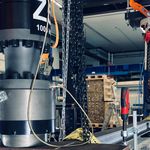 Belastungszylinder mit eingebauter Kraftmessdose (oben links) während eines Belastungsversuchs Belastungszylinder mit eingebauter Kraftmessdose (oben links) während eines Belastungsversuchs