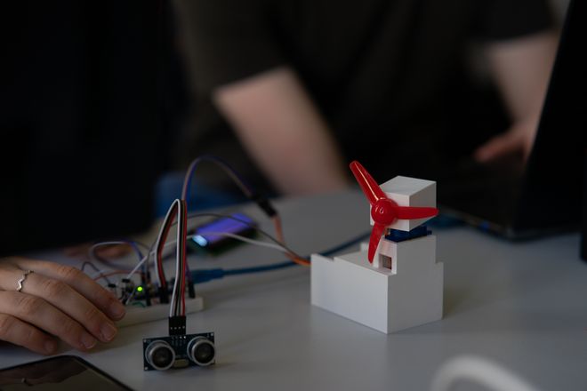 Die Teilnehmenden des Science Camps arbeiten intensiv an ihren Projekten. (Quelle: TU Ilmenau, Foto: Lukas Sthamer)