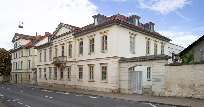 [Translate to English:] Ansicht eines neunachsigen, klassizistischen Wohnhauses mit Mittelrisalit. Es zeigt das Gebäude in der Marienstraße 15 in Weimar.