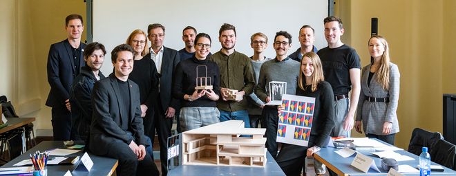 Foto zeigt Studierende und Mitarbeiter der Universität