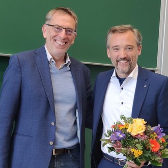 Prof. Uwe Plank-Wiedenbeck übergibt das Amt als Dekan der Fakultät Bauingenieurwesen an Prof. Tom Lahmer. Foto: Daniela Torres