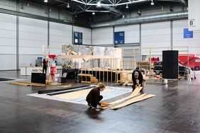 Der Stand der Bauhaus-Universität Weimar ist in Halle 5 (Stand B600). Foto: Richard Schött Studierende in der Messehalle arbeiten am Stand