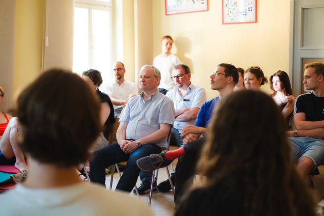eine Gruppe Menschen diskutiert zum Thema Stadt