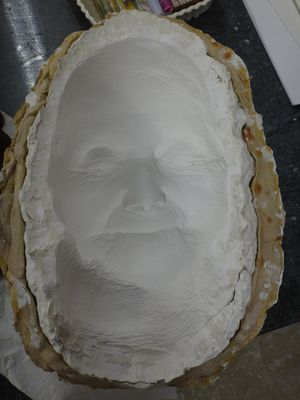 Mit 93 Jahren verstarb Johannas Oma. Kurz nach ihrem Tod fertigte sie diese Silikonnegativform mit Gipsstützkappe an.