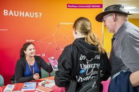 Besucher*innen können an zahlreichen Inforständen im Foyer der Mensa am Park, Marienstraße 15, ihre Fragen stellen. Foto: Thomas Müller