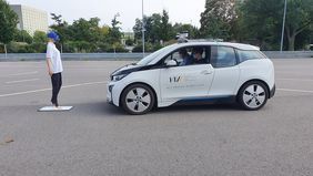 zwei Männer in automatisierten Auto, welches aufgrund eines Hindernisses bremst