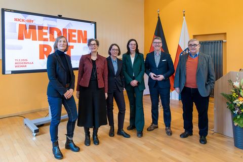 Expertengremium tagt künftig in der Medienvilla Die Mitglieder des Medienrats: Prof. Dr. Anne Bartsch, Prof. Dr. Jeanette Hofmann, Prof. Dr. Annika Sehl, Nathalie Wappler, Prof. Dr. Boris Alexander Kühnle, Peter Müller (v.l.). Credits: Bauhaus-Universität Weimar, Foto: Matthias Eckert