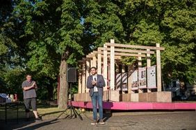 Bild zeigt Eröffnungsrede draußen vor der Ausstellung.